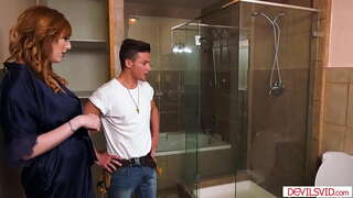 Busty fru cuckolds man genom suger och knullar en rörmokare