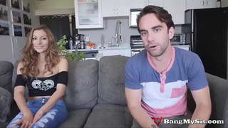 القذرة في سن المراهقة وقحة مورا موكا يأخذ على اثنين من الديكة في نفس الوقت