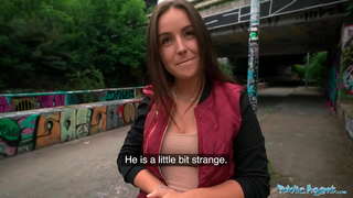 PublicAgent pelajar menikmati mendapatkan vagina menembusi keras oleh orang asing di luar rumah di Praha