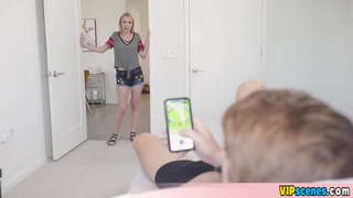 (स्त्री) लहान मुले आपल्या बापाला कवटाळून खूप रडतात