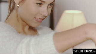 Cute buhok nagtan-aw ang iyang kaugalingon sa samin samtang pagmasturbar