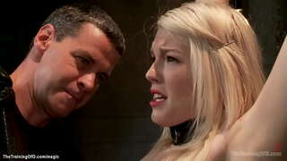 Ысык байланышкан блондинку-новичка Эллу Нову мучает жана дисциплинирует мастер Жеймс Могул, андан кийин аргасыз сосать жана трахаться чоң мүчөсү одоно gimp Оуэна Грея