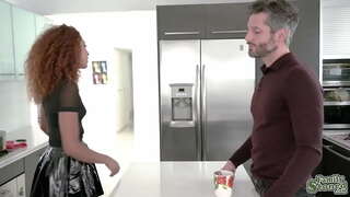 Ebony stepdaughter Brixley Benz zahvaljujem ji stepdaddy spolno slobbing njegov kurac in jahanje mu v pozabo