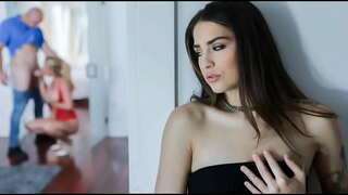 מילף סניקינג אויף איר מיידל ס בף