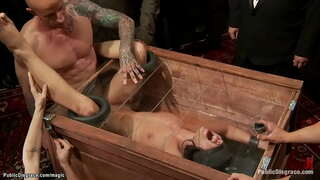 Ung brunett slav Adriana Chechik ögonbindel och förpackad så stor kuk knullade av Astral Damm under kontroll av dom Princess Donna Dolore i allmänna