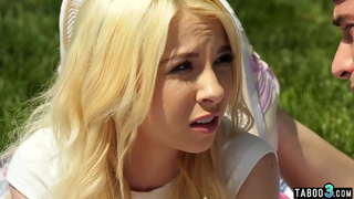 Teen blonde babe ഏതാണ്ട് തോട്ടത്തിൽ outdoor