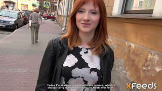 Blow job красотки ул эшләй, һәм улар буйынса секс менән шөғөлләнә на диван-собачья һы һәм башҡа, уның ҡыҙы стонать мәжбүр миловидный