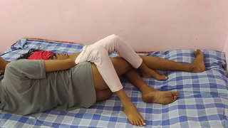 Донишҷӯи коллеҷи Насаживается Ба як Узви Дар Black skivvies