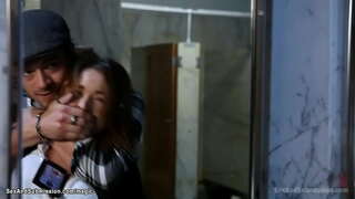 Агент ФРС з вялізнымі сіськамі брунэтка Крыса Лін захоплена злачынцам Ксандером Корвусом і ў веревочном бондаже атрымлівае піздзіць і азадак ад яго вялікага члена