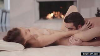 Сотруднице брюнетка вылизали путка, а след това трахнул нейният мениджър