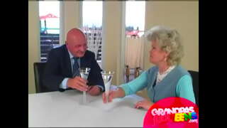 Vovo comendo beag i os comhair a bhean chéile