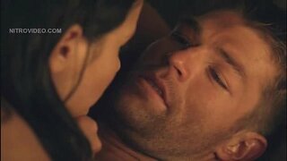 كاترينا القانون عارية و القتال الديك