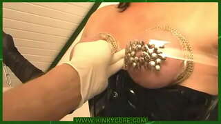 Tette con puntine da disegno e giocare con pee hole