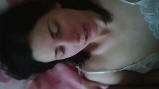 Rosyjską amatora dziewczynie Oksanie zerżnęli w jej owłosione cipki, część 1