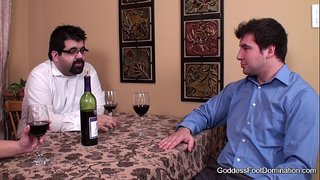 Footjob - Sieva aizver zem galda biznesa darījumu