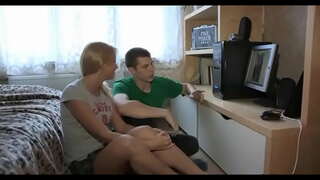 ���ందమైన నల్లటి జుట్టు గల అమ్మాయి అప్ సవారీలు కొవ్వు ఆత్మవిశ్వాసం