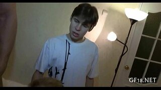 Iškrypėlių ir akiniuotas vaikinas turi ranka