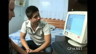 ���ोनेरी उठवतो तिचे लांब पाय.