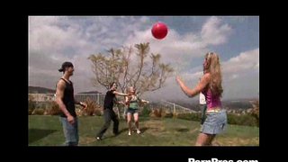 Sunsubiro Teen Ludado Kaj Drenanta Buloj