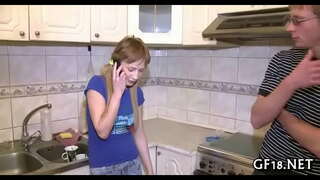 ���ਰੈਟੀ ਨੌਜਵਾਨ hotty ਖੜ੍ਹਾ ਹੈ doggy ਫੈਸ਼ਨ