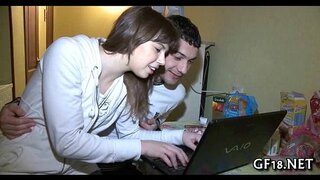 נאָר גלאָצן בייַ דעם כיינעוודיק גיר