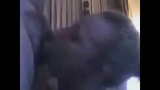 Horny 30&#039; વર્ષ જૂના ગૌરવર્ણ sucks અને deepthroats.