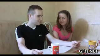 ���ਰੈਟੀ ਕਾਨੂੰਨੀ ਉਮਰ ਦੇ ਨੌਜਵਾਨ ਦੂਤ ਖੜ੍ਹਾ ਹੈ doggy ਫੈਸ਼ਨ