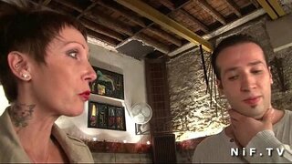 كبيرة titted و وشم الفرنسية ناضجة يحصل لها الحمار ضيق مطروقة