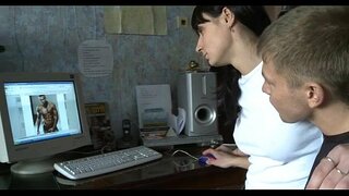 Tiu infaneto plilarĝigas legs wide open