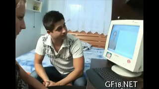 ���ందంగా చట్టపరమైన వయస్సు యువకుడు అమ్మాయి నిలుస్తుంది డాగీ ఫ్యాషన్