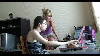 Krasen teen gal stoji doggy moda