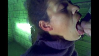 Fucking a lemveliso entsha kwi-Imvula, ethabatha a ukufaka ka-cum yayo umlomo