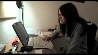 Quod parvulus expandit crura patentibus