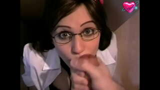 ���ួ chick នៅក្នុងវ៉ែនតាទទួលបានវាជាការល្អ