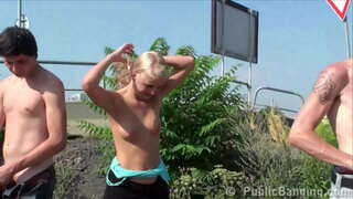 ���ाई. गोरा केटी सार्वजनिक सेक्स सडक व्यापक डेलाईट मा