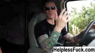 ���िशोर बालिका Hitchhiking