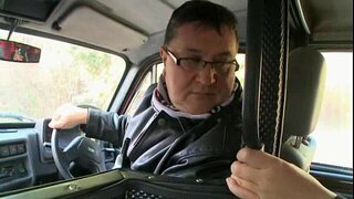 Hadjara کیچ کے ساتھ ایک سواری ایک بوڑھے آدمی