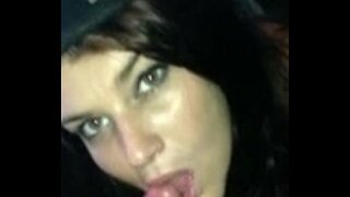 Prawan sabanjuré lawang menehi lisan jinis lan swallows cum