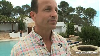 Amy Pori Kushughulika Na Mbili Majogoo