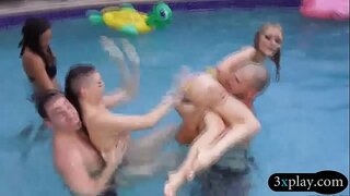 Hotties piscina pompino e scopata con i cattivi ragazzi in orgia