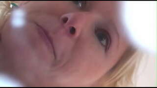 Беренсе булып ҡыҙ кеше плеваться