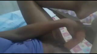 Ona otvorí ho a shoves to všetko