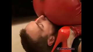 Поклонение латексной заднице