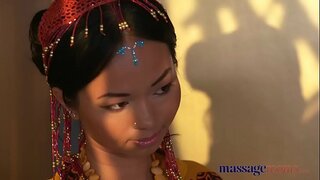 חדרי עיסוי תאילנדי חם &#039; יסטית לוקח את הזין הקשה שלה פירסינג, כוס