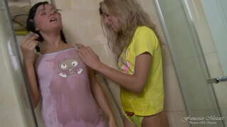 Dhá teens leispiacha a bheith fíor-orgasm le dildo anal i an cith