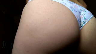 Y llawenydd o cd yn weithgar yn ei panties