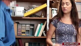 Полицейский полиции вылизал и трахнул мокрую киску Лили Адамс раком