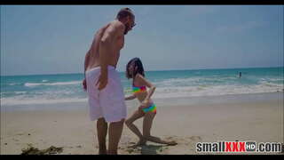 Joven Y Pequeña Pequeña Niña Jazmín Gris Se Vuelve Pequeña Coño Se Extendía Por La Enorme Polla De Chico De La Playa