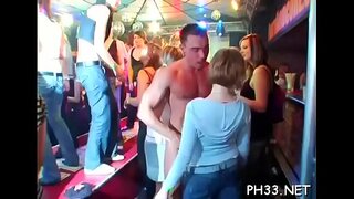 Studs แย่งแก้มร้อนนิ่ง