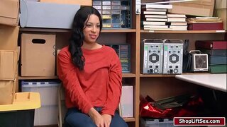 LP सावरतो चोरी आयटम आणि नंतर fucks shoplifter